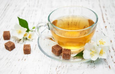 Yasemin çiçekli bir fincan çay. 