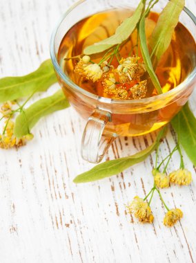 Bir fincan ıhlamur çiçekli bitki çayı.