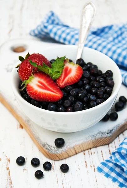 Fresh strawberries and blueberries — Stock Photo, Image