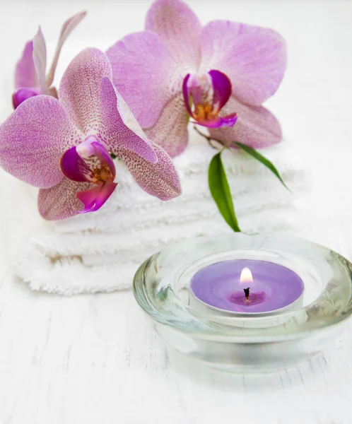 Pink orchids and towels — Stock Photo, Image