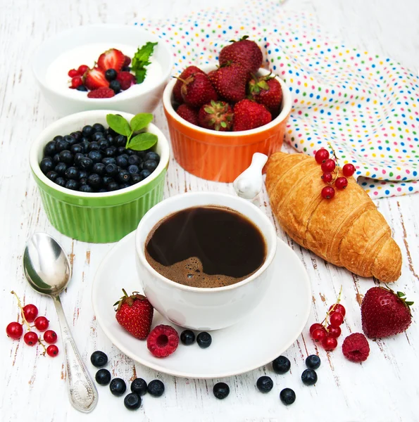 Bayas frescas, café y croissant — Foto de Stock
