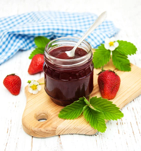 Aardbeienjam en verse aardbeien — Stockfoto