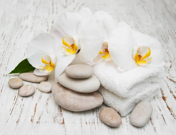 Orquídeas blancas con piedras de masaje — Foto de Stock