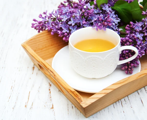 紅茶とライラックの花のカップ — ストック写真