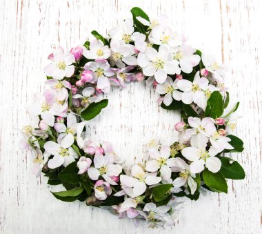 Çelenk elma çiçekleri ile
