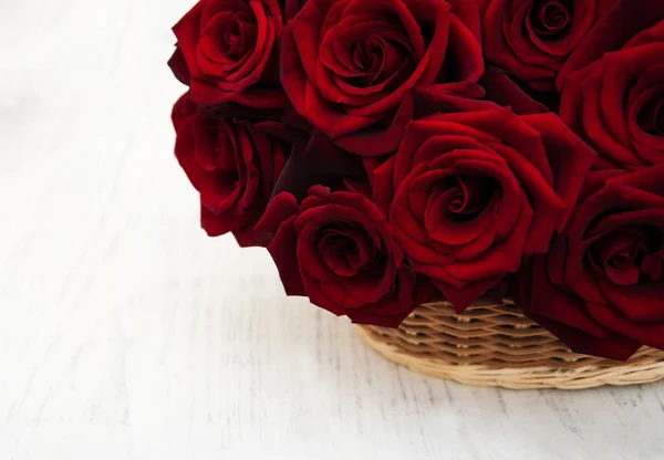 Кошик з троянди свіжий червоний — стокове фото