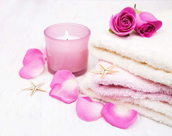 浴巾用粉红玫瑰 — 图库照片