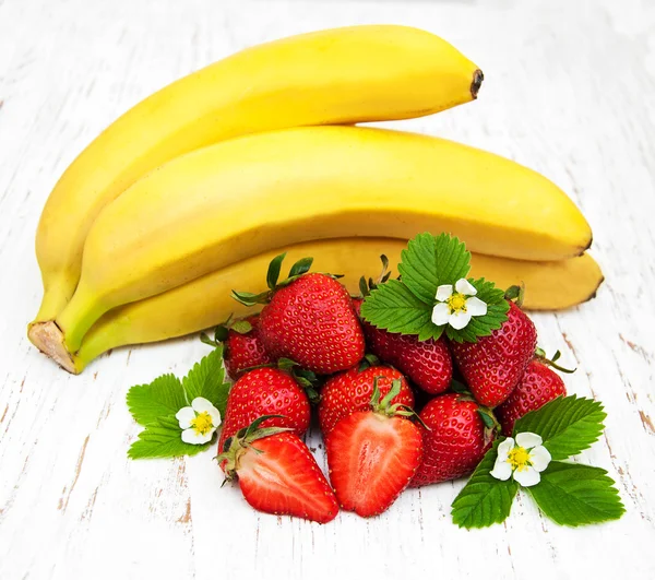 Bananen en aardbeien — Stockfoto