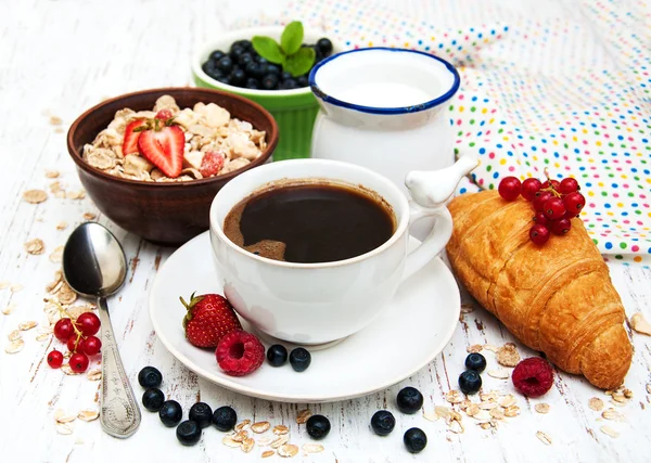 Bagas frescas, café e croissant — Fotografia de Stock