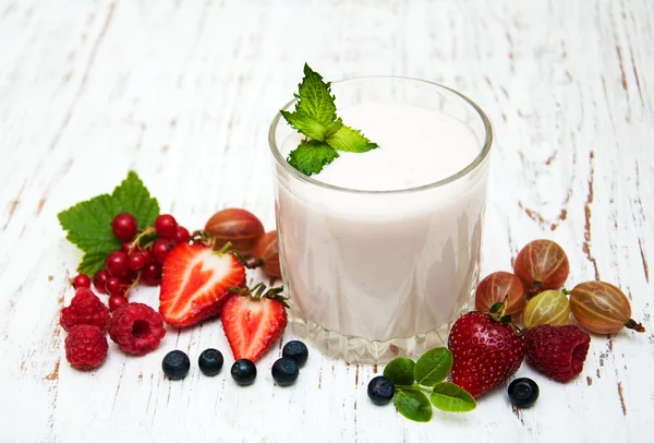 Yogur con bayas frescas —  Fotos de Stock