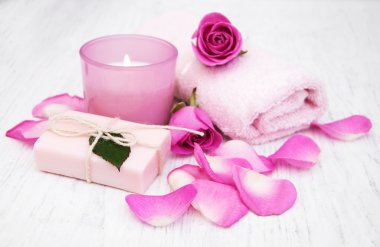 Banyo havlusu, mum ve sabun ile pembe güller