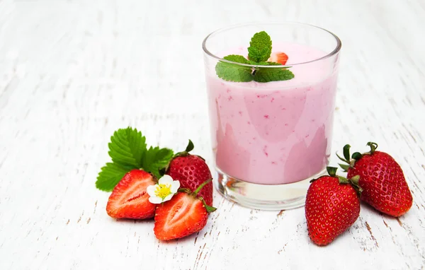 Strawberry yogurt with fresh strawberries — Stock Photo, Image
