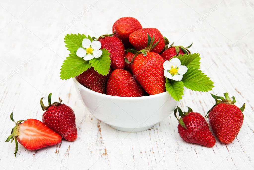 Bowl with strawberries 