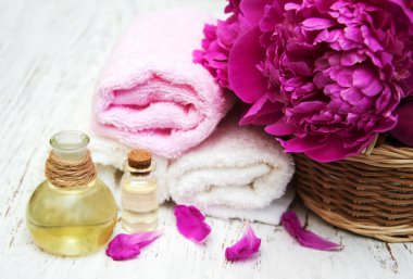 Şakayık çiçekleri, Masaj yağları ve havlu