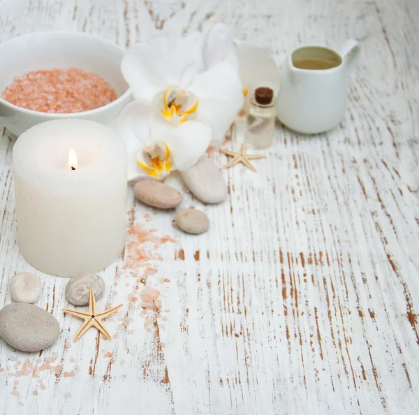 蜡烛、 兰花和毛巾 — 图库照片