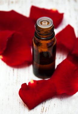 aromaterapi Uçucu yağ ile gül yaprakları