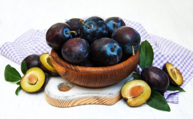 tatlı Erik yaprakları ile