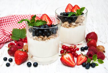 Yoğurtlu taze çilek