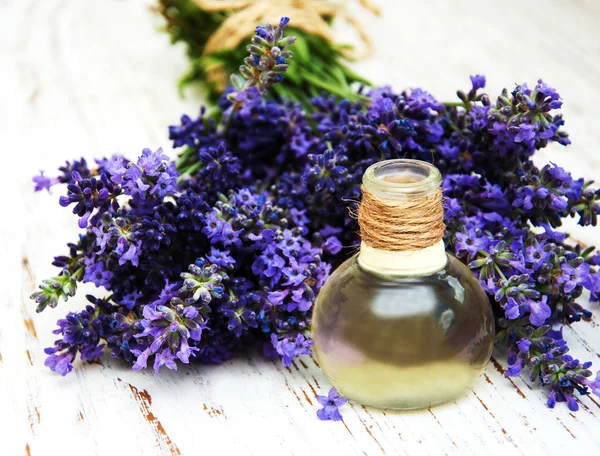 Óleo de lavanda e massagem — Fotografia de Stock