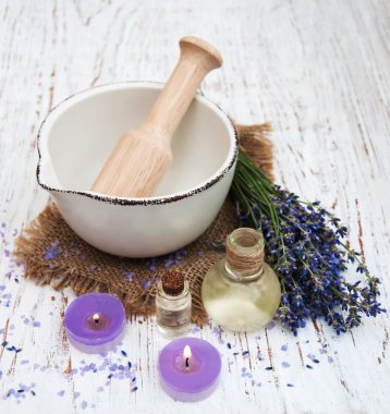 lavanta yağı ile banyo tuz ve taze lavanta