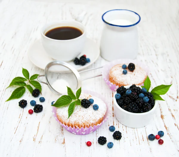 Muffin dengan buah berry segar — Stok Foto