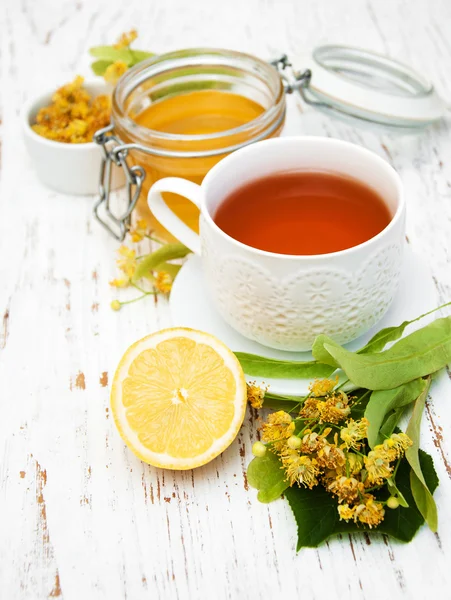 Tasse Kräutertee mit Lindenblüten — Stockfoto