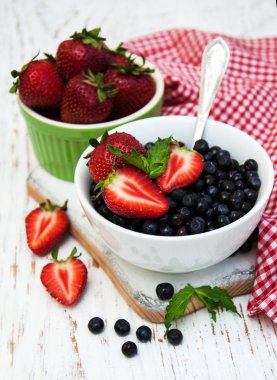 Taze çilek ve yabanmersini.