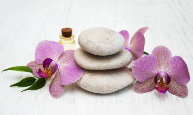Orkide ve masaj taşlar