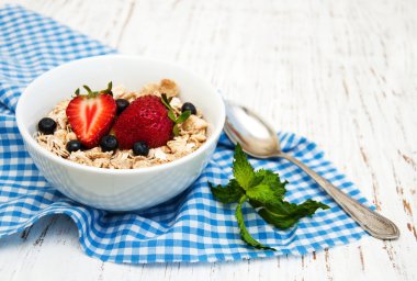 çilek ile müsli