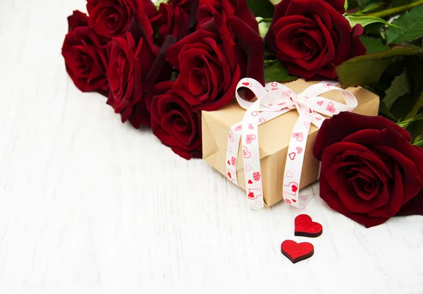 Rosas rojas y caja de regalo — Foto de Stock