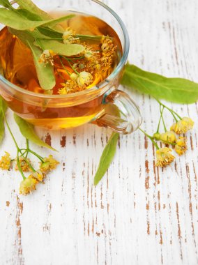 Bir fincan ıhlamur çiçekli bitki çayı.