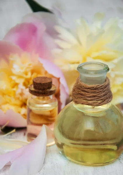 Peony bloemen en massage oliën — Stockfoto
