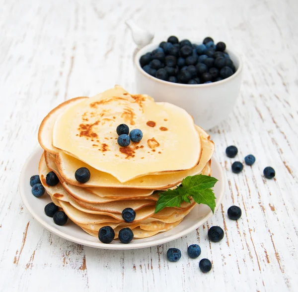 Pfannkuchen mit frischen Beeren — Stockfoto