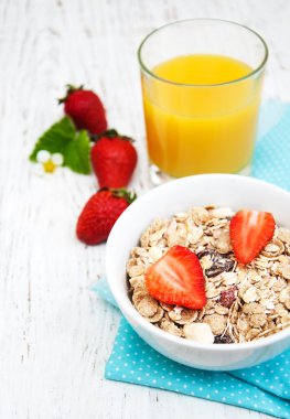 çilek ile müsli 
