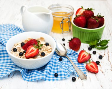 çilek ile müsli