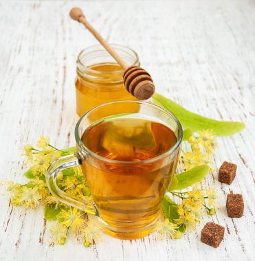 Bir fincan ıhlamur çiçekli bitki çayı.