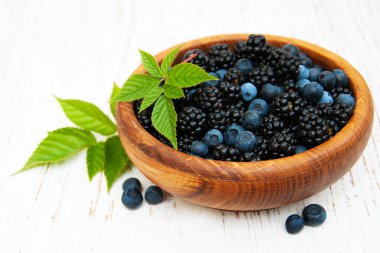 Yaban mersini ve böğürtlen ile kase 