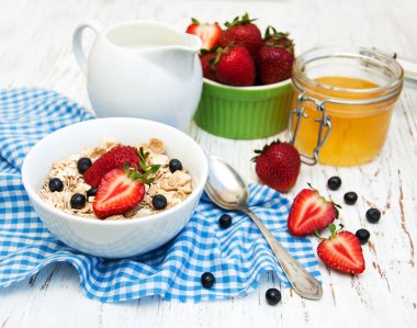 çilek ile müsli