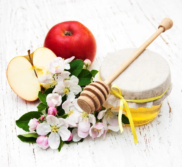 Apples with honey — Stock Photo, Image