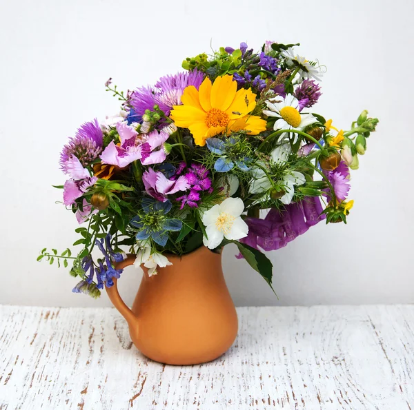 Wildblumen in einer Vase — Stockfoto