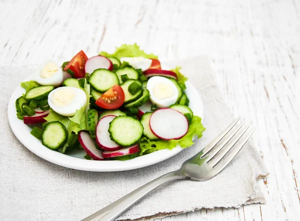 Ensalada de primavera con huevos — Foto de Stock