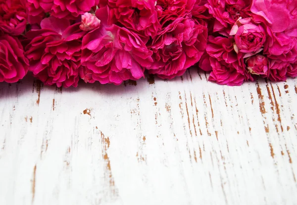 Roze rozen op een tafel — Stockfoto