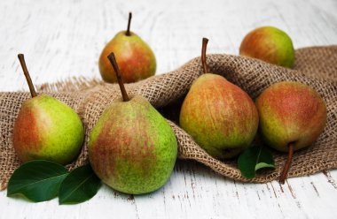 Bir tablo üzerinde taze armut