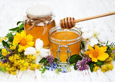 Bal ve kır çiçekleri