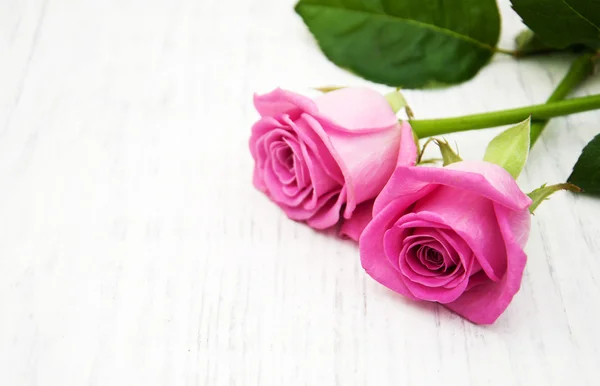 テーブルの上にピンクのバラ — ストック写真