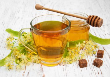 Bir fincan ıhlamur çiçekli bitki çayı.