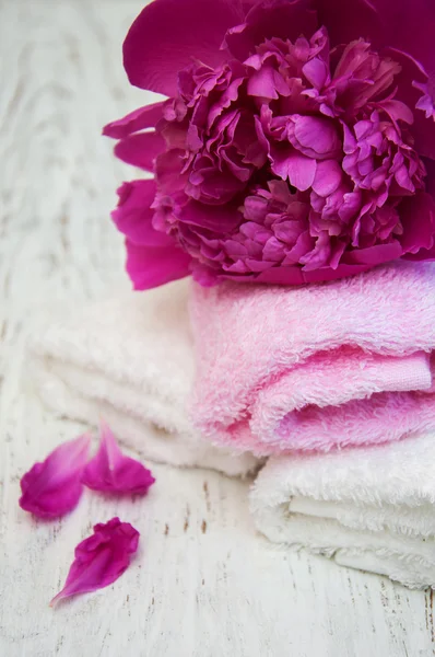 Peony λουλούδια με μασάζ πετσέτες — Φωτογραφία Αρχείου