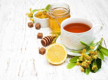 Bir fincan ıhlamur çiçekli bitki çayı.