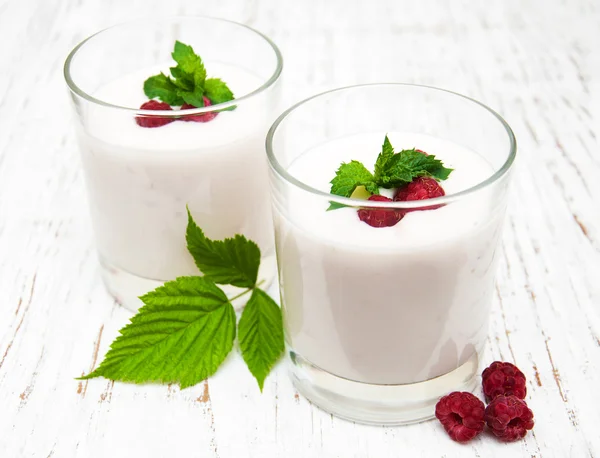 Vasos con yogur de frutas —  Fotos de Stock