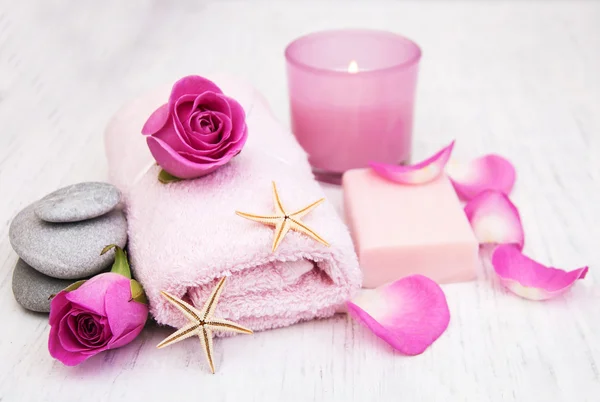 Πετσέτες μπάνιου, κερί και σαπουνιών με ροζ τριαντάφυλλα — Φωτογραφία Αρχείου